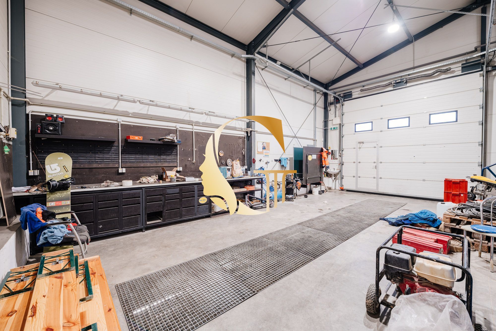 GODDESS PROPERTY – REZERVOVANE – PRENÁJOM – budova 200 m2 s kanceláriami/zariadenými miestnosťami, terasa,10x PARKING – SKLAD 100m2 – ROVINKA