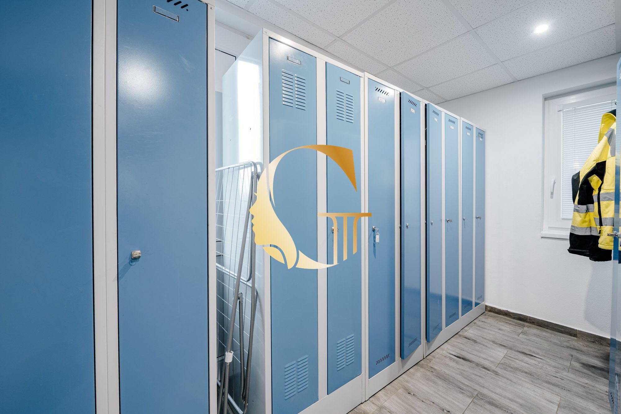 GODDESS PROPERTY – REZERVOVANE – PRENÁJOM – budova 200 m2 s kanceláriami/zariadenými miestnosťami, terasa,10x PARKING – SKLAD 100m2 – ROVINKA