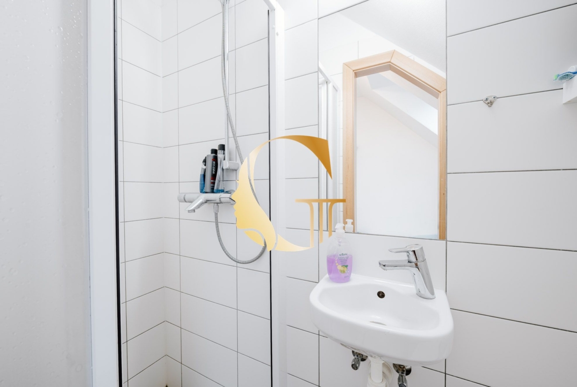 GODDESS PROPERTY – REZERVOVANE – PRENÁJOM – budova 200 m2 s kanceláriami/zariadenými miestnosťami, terasa,10x PARKING – SKLAD 100m2 – ROVINKA