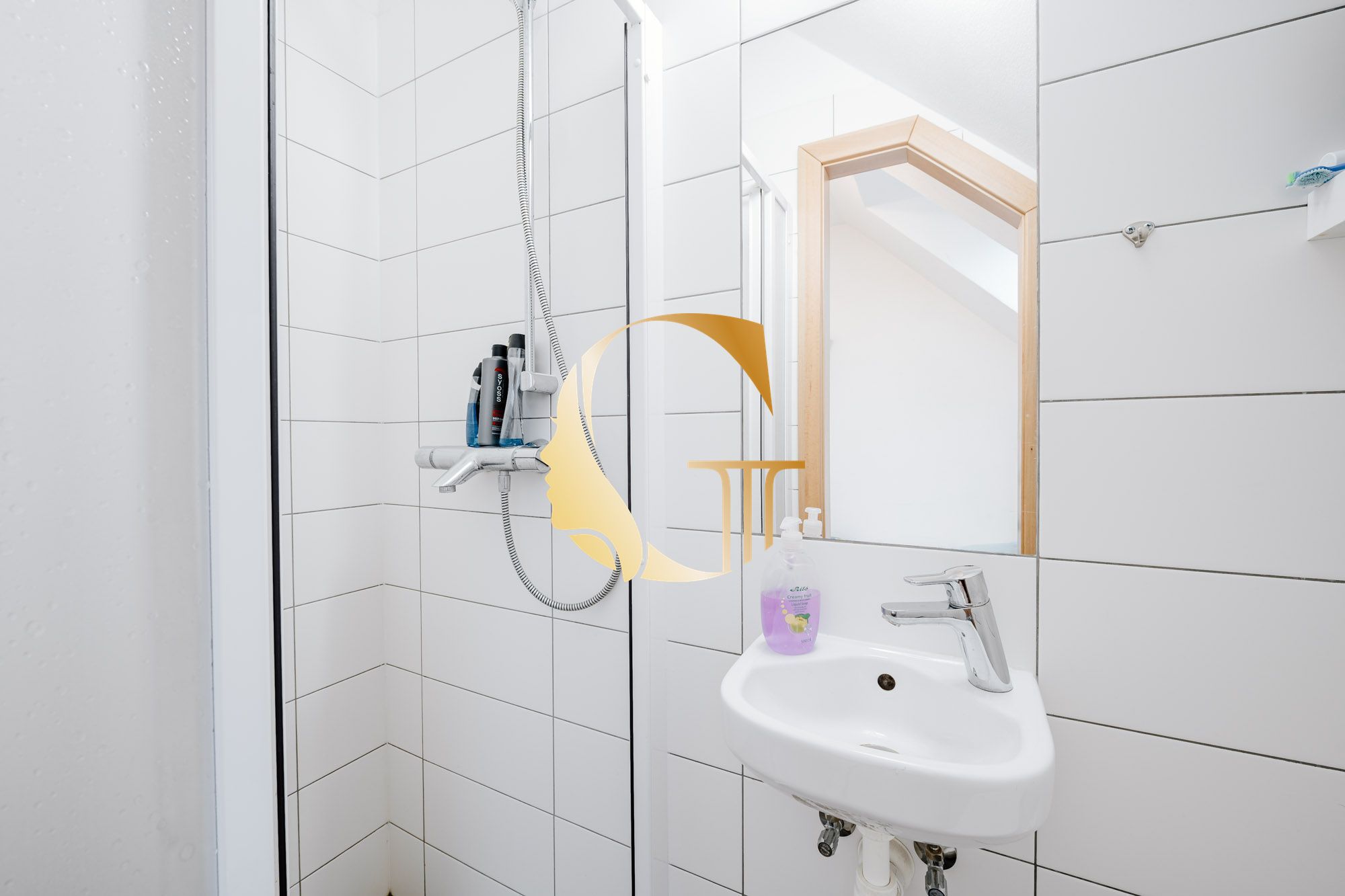 GODDESS PROPERTY – REZERVOVANE – PRENÁJOM – budova 200 m2 s kanceláriami/zariadenými miestnosťami, terasa,10x PARKING – SKLAD 100m2 – ROVINKA