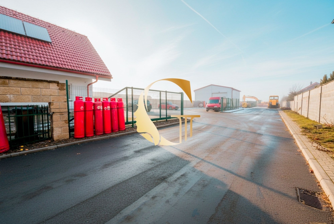 GODDESS PROPERTY – REZERVOVANE – PRENÁJOM – budova 200 m2 s kanceláriami/zariadenými miestnosťami, terasa,10x PARKING – SKLAD 100m2 – ROVINKA