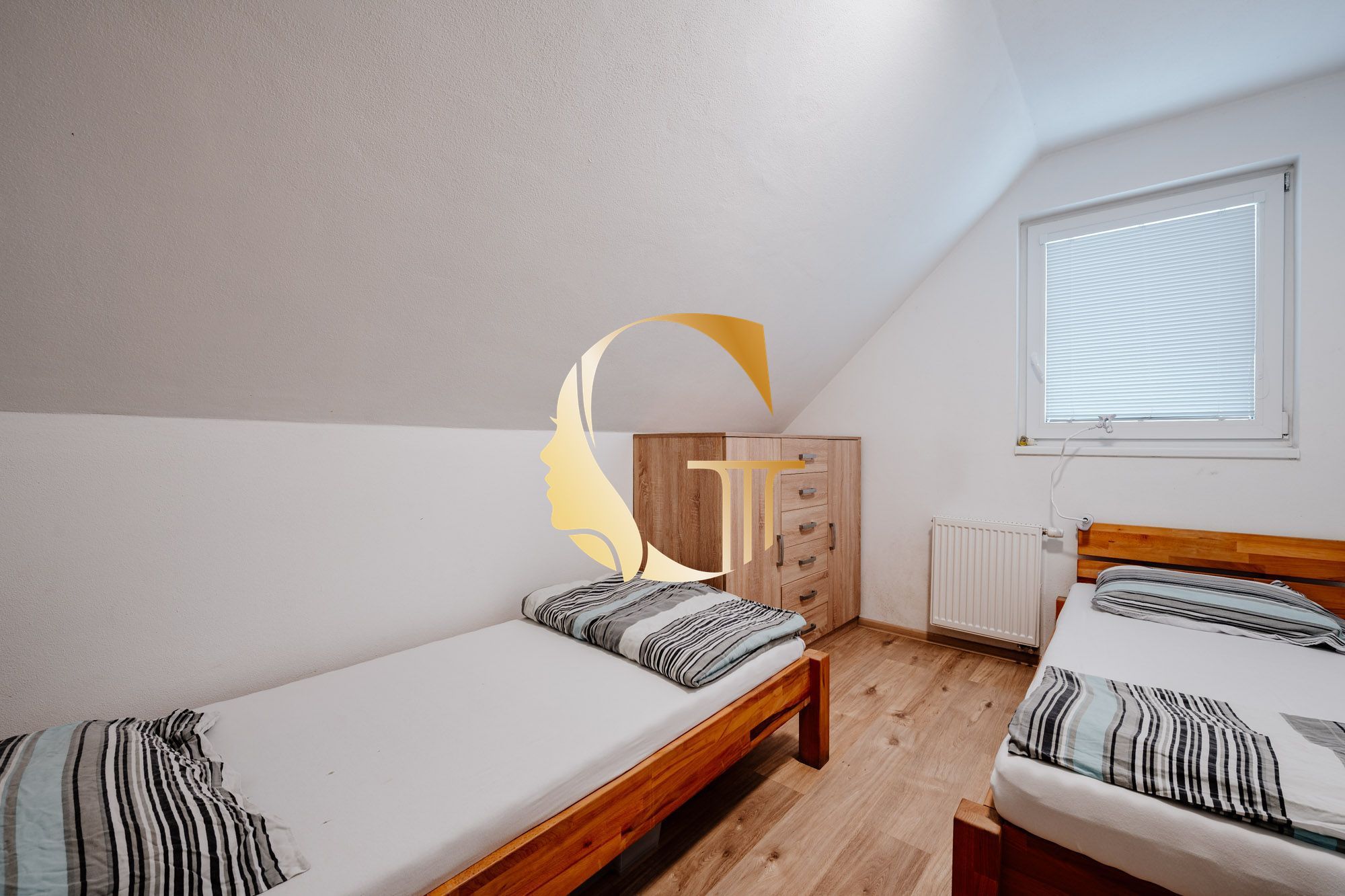 GODDESS PROPERTY – REZERVOVANE – PRENÁJOM – budova 200 m2 s kanceláriami/zariadenými miestnosťami, terasa,10x PARKING – SKLAD 100m2 – ROVINKA