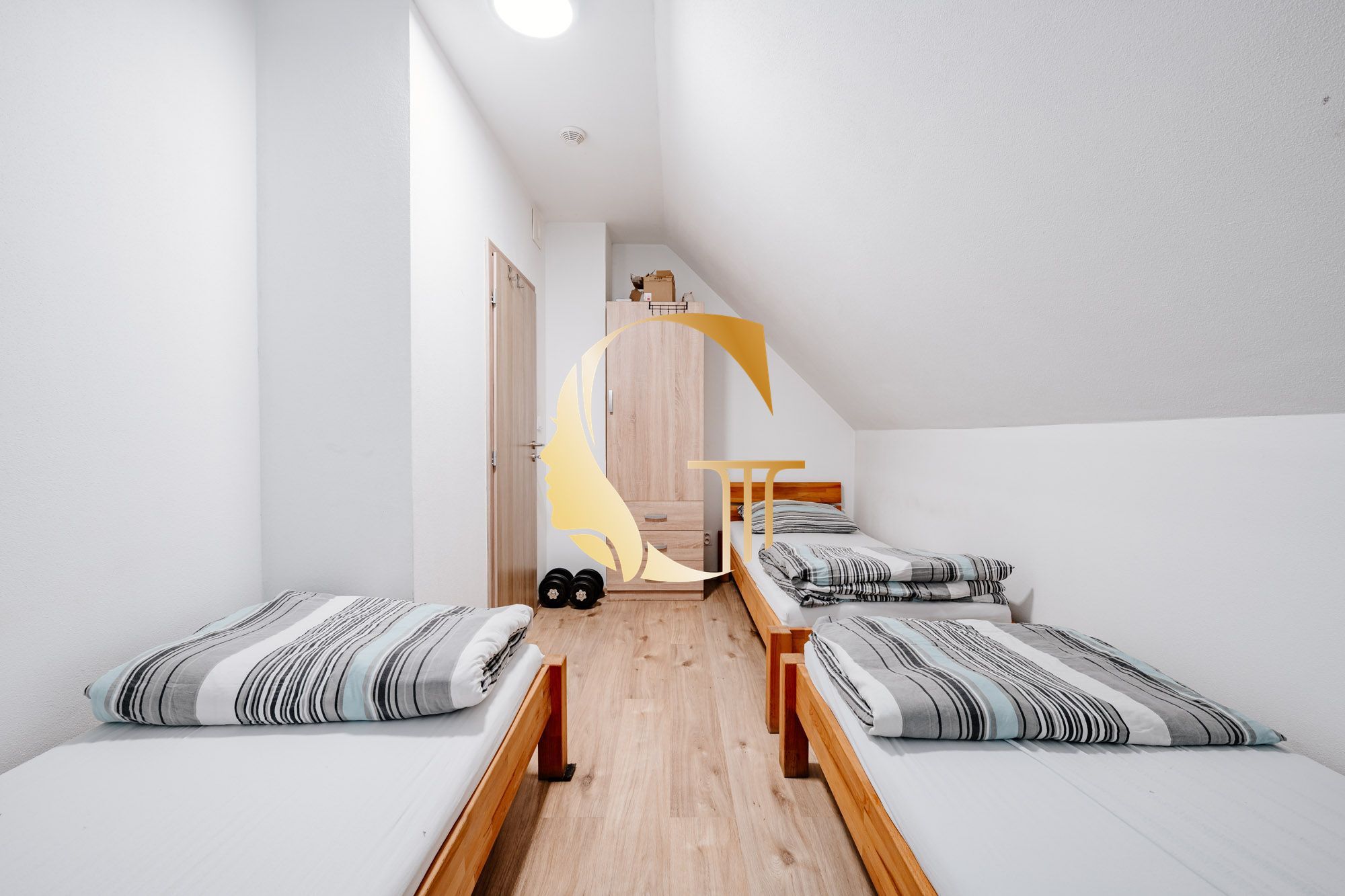 GODDESS PROPERTY – REZERVOVANE – PRENÁJOM – budova 200 m2 s kanceláriami/zariadenými miestnosťami, terasa,10x PARKING – SKLAD 100m2 – ROVINKA
