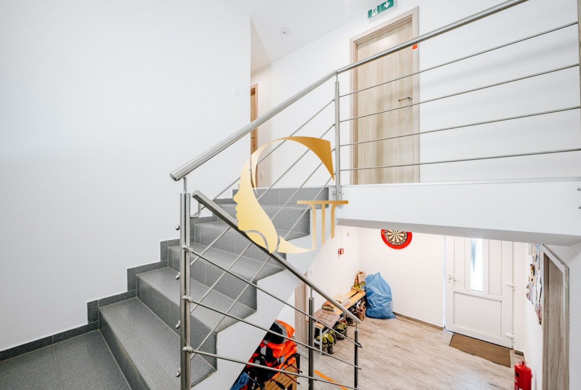GODDESS PROPERTY – REZERVOVANE – PRENÁJOM – budova 200 m2 s kanceláriami/zariadenými miestnosťami, terasa,10x PARKING – SKLAD 100m2 – ROVINKA