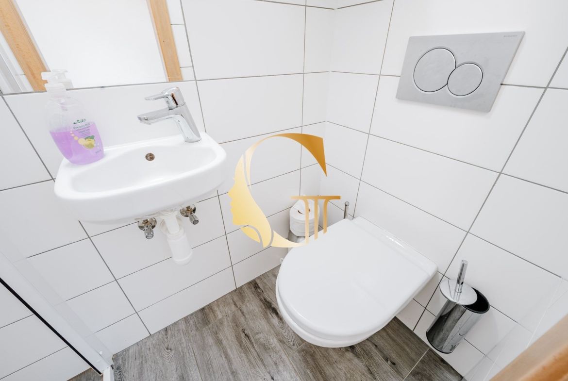 GODDESS PROPERTY – REZERVOVANE – PRENÁJOM – budova 200 m2 s kanceláriami/zariadenými miestnosťami, terasa,10x PARKING – SKLAD 100m2 – ROVINKA