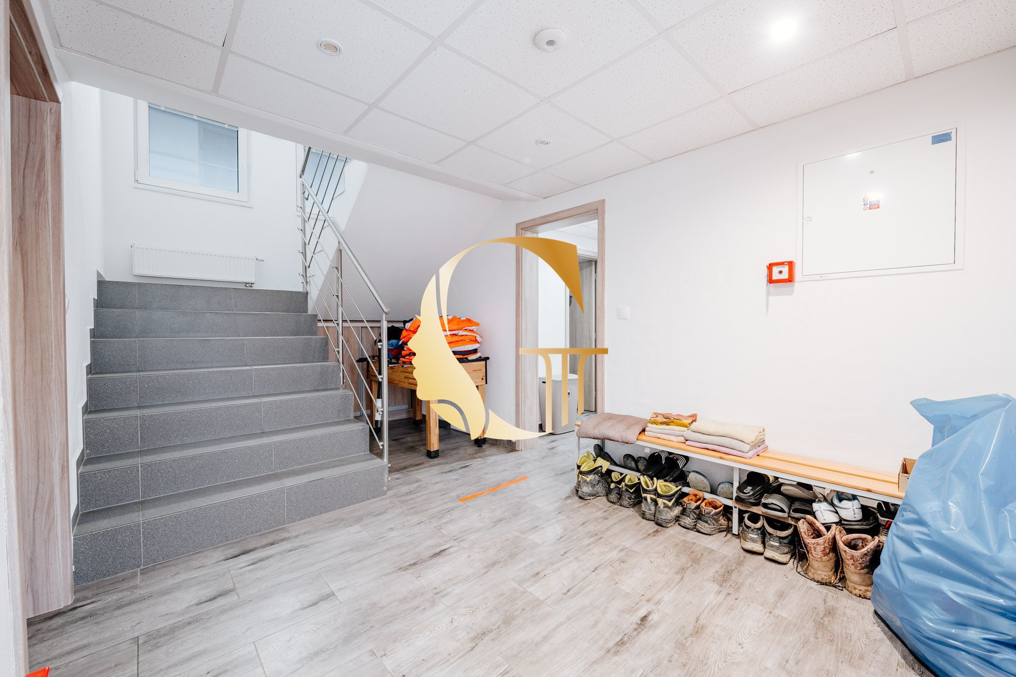 GODDESS PROPERTY – REZERVOVANE – PRENÁJOM – budova 200 m2 s kanceláriami/zariadenými miestnosťami, terasa,10x PARKING – SKLAD 100m2 – ROVINKA