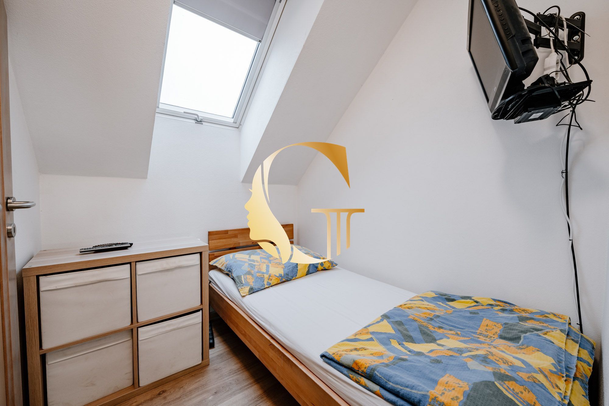 GODDESS PROPERTY – REZERVOVANE – PRENÁJOM – budova 200 m2 s kanceláriami/zariadenými miestnosťami, terasa,10x PARKING – SKLAD 100m2 – ROVINKA