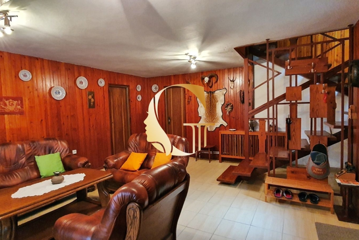 GODDESS PROPERTY – exkluzívne – PRENÁJOM 230 m2 rodinný dom 5 izbový – 700 m2 záhrada, dvojgaráž, balkón – Ružová ulica – časť ZOBOR – NITRA