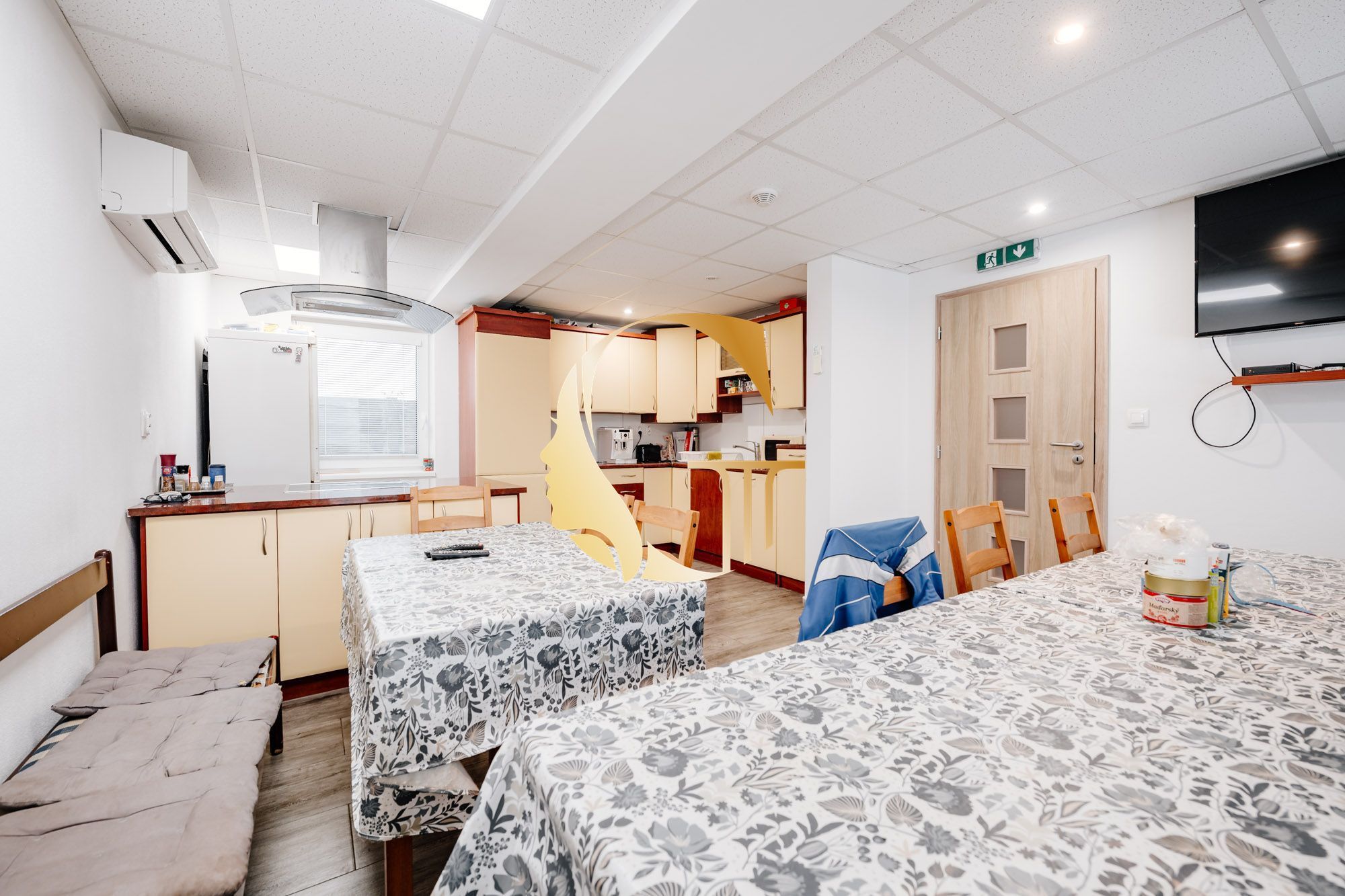 GODDESS PROPERTY – REZERVOVANE – PRENÁJOM – budova 200 m2 s kanceláriami/zariadenými miestnosťami, terasa,10x PARKING – SKLAD 100m2 – ROVINKA