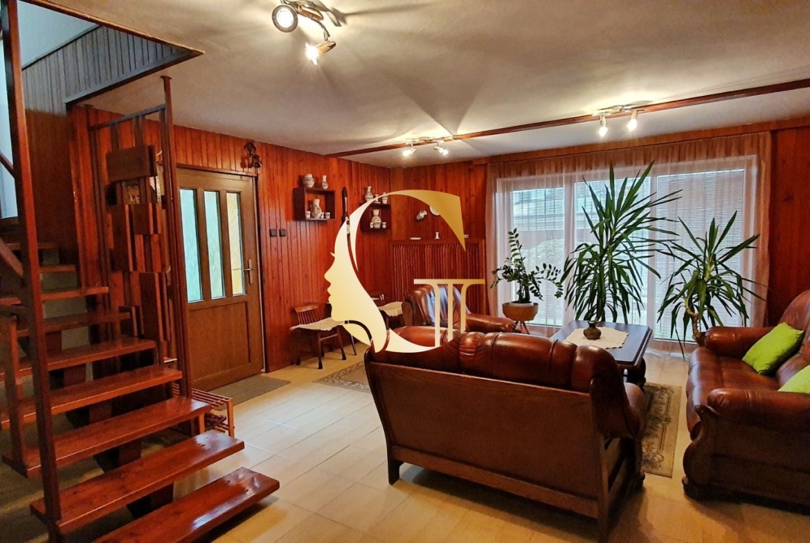 GODDESS PROPERTY – exkluzívne – PRENÁJOM 230 m2 rodinný dom 5 izbový – 700 m2 záhrada, dvojgaráž, balkón – Ružová ulica – časť ZOBOR – NITRA