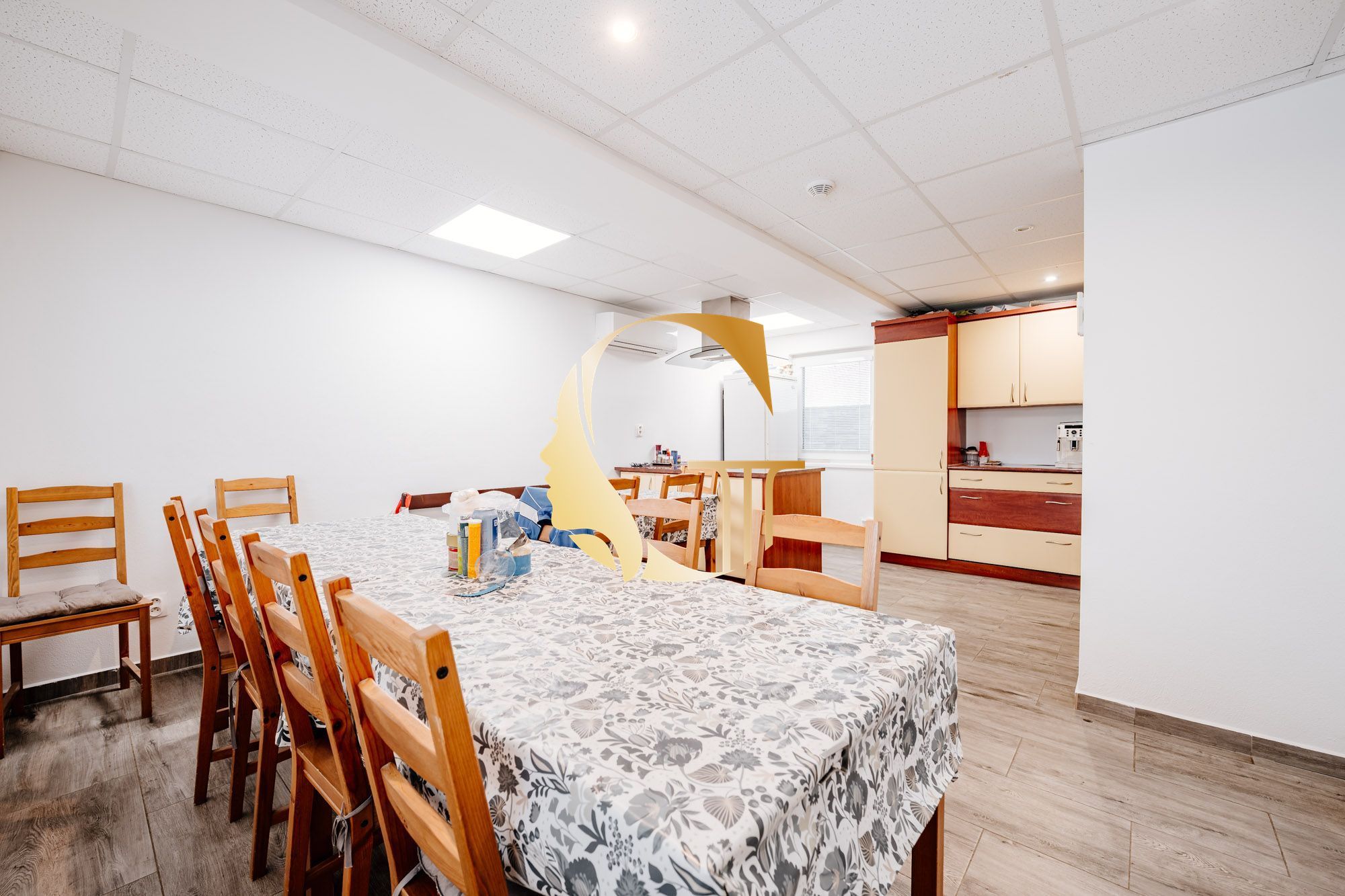 GODDESS PROPERTY – REZERVOVANE – PRENÁJOM – budova 200 m2 s kanceláriami/zariadenými miestnosťami, terasa,10x PARKING – SKLAD 100m2 – ROVINKA