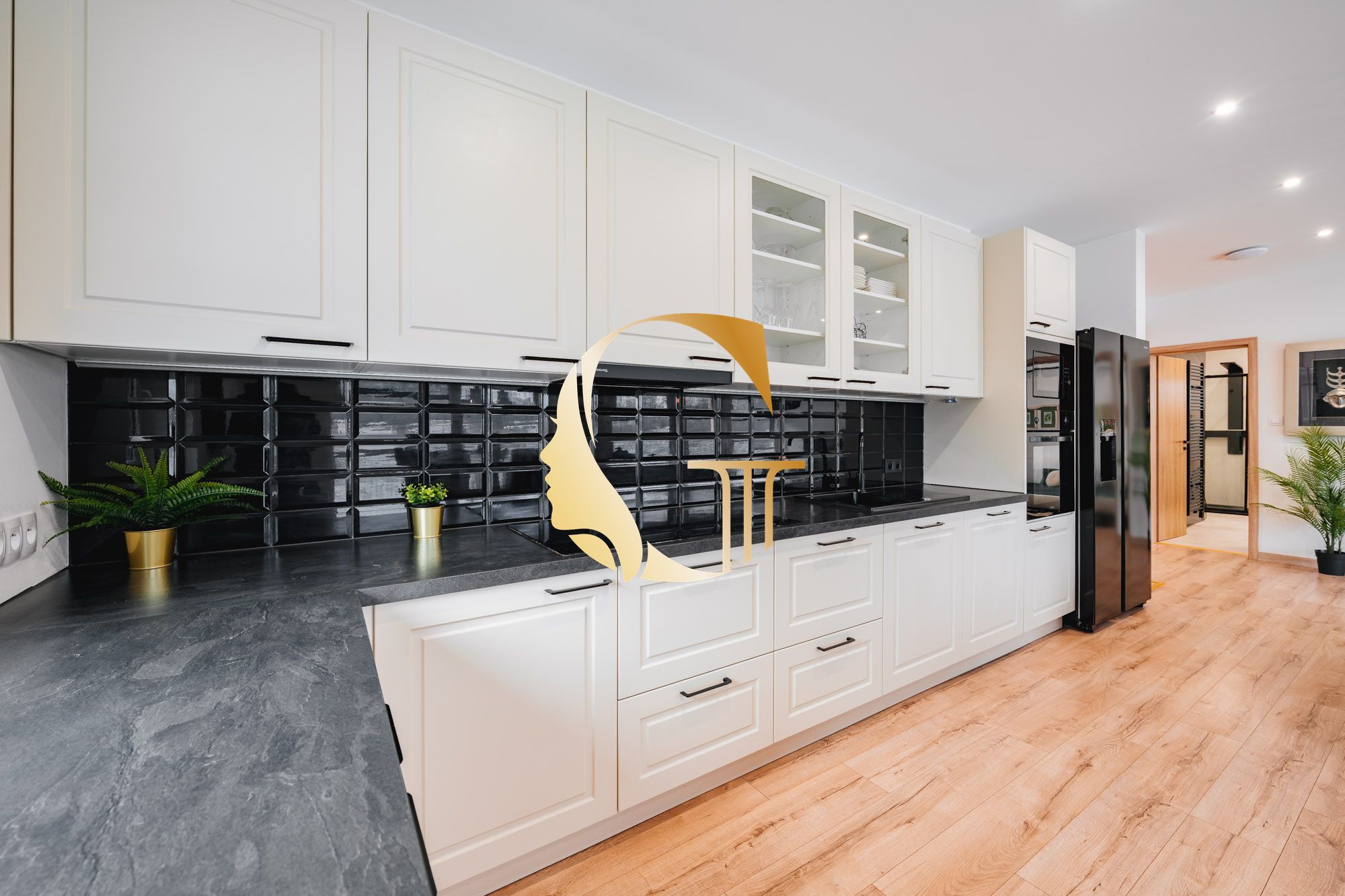 GODDESS PROPERTY – REZERVOVANÉ – PRENÁJOM – HAUSBÓT 210 m2- zariadený s KLIMATIZÁCIOU – ZVIERATKO POVOLENÉ – 5x parking – JAROVECKÉ RAMENO