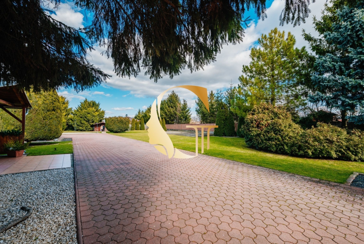 GODDESS PROPERTY- exkluzívne – PREDAJ – 9 izbový samostatný stojaci rodinný dom  372 m2 na pozemku 2 100 m2 – 2x garáž – 2x studňa –  OĽDZA