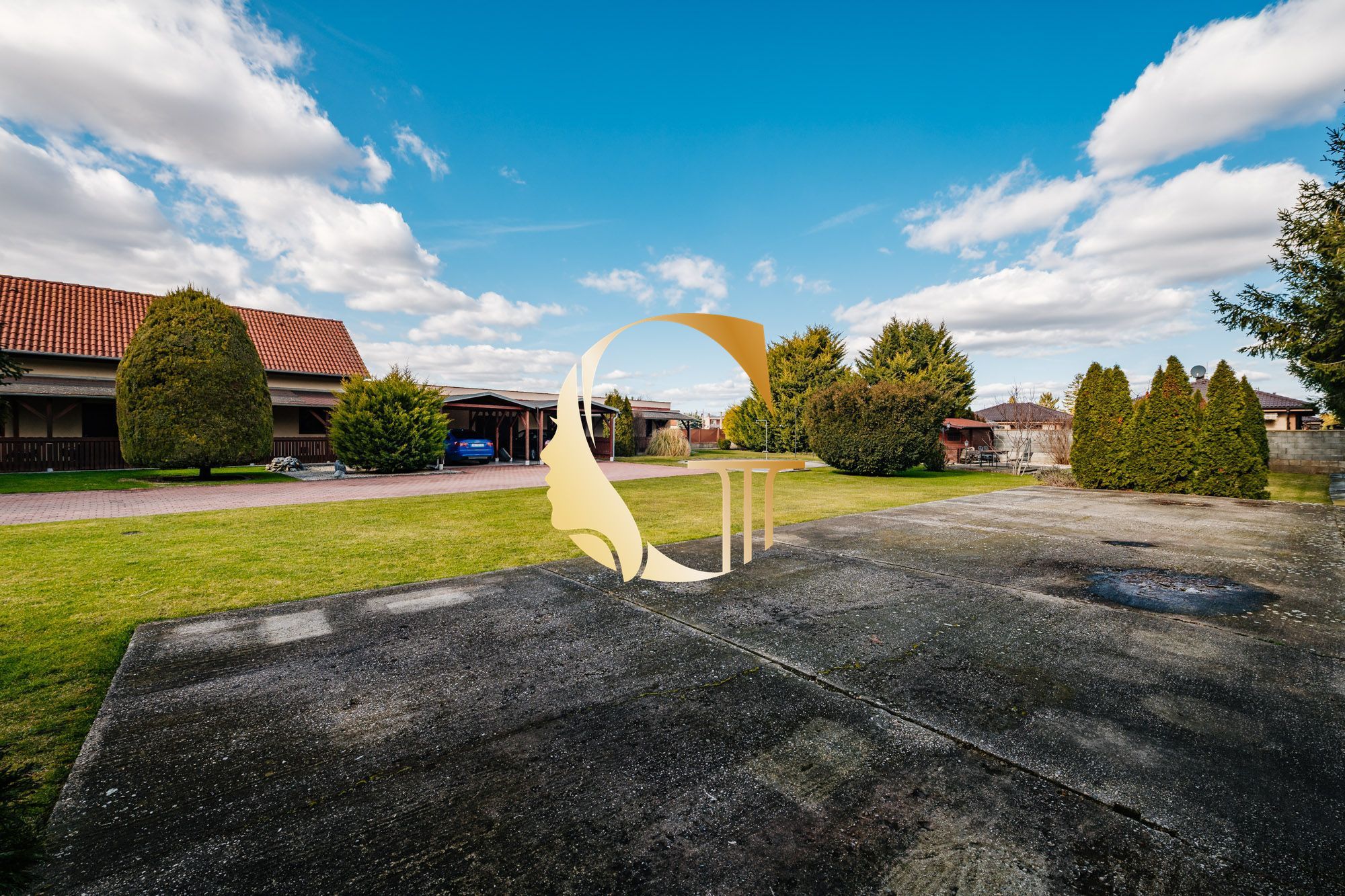GODDESS PROPERTY- exkluzívne – PREDAJ – 9 izbový samostatný stojaci rodinný dom  372 m2 na pozemku 2 100 m2 – 2x garáž – 2x studňa –  OĽDZA