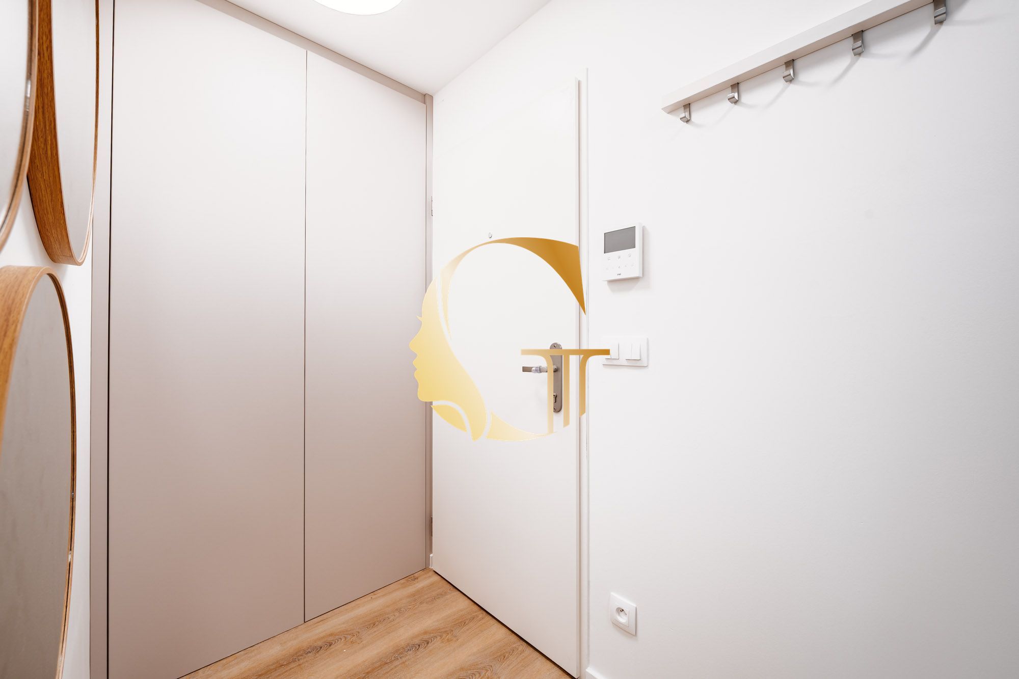 GODDESS PROPERTY – rezervovane – PRENÁJOM 2 izbový byt 51 m2 s kobkou v NOVOSTAVBE – moderne zariadený – centrum  – Poštová ulica – Staré Mesto