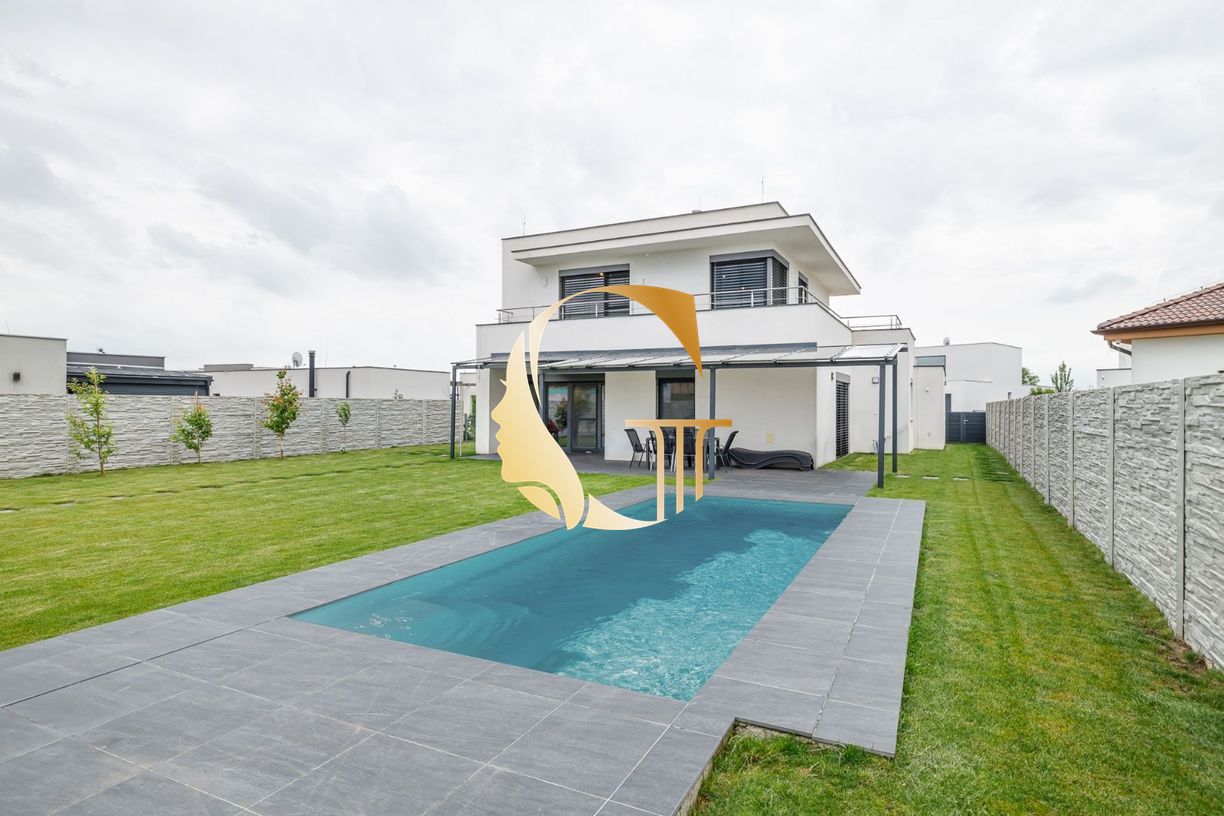 GODDESS PROPERTY  – REZERVOVANÝ  – PREDAJ 5 izbový SAMOSTOJACI – RODINNÝ DOM 240 m2- bazén, garáž, parking, pozemok 880 m2 – HRUBÁ BORŠA