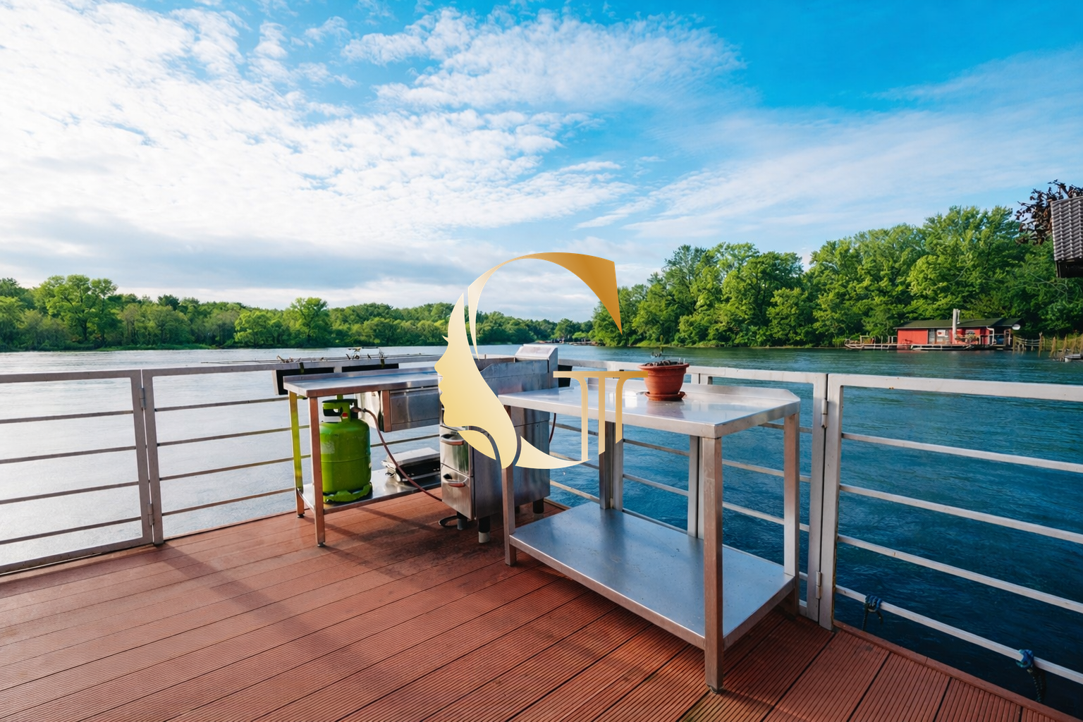 GODDESS PROPERTY – exkluzívne – PRENAJATÉ 120 m2 HAUSBÓT s 90 m2 TERASOU – zariadený – klimatizácia – parking – asfaltová prístupová cesta – PETRŽALKA