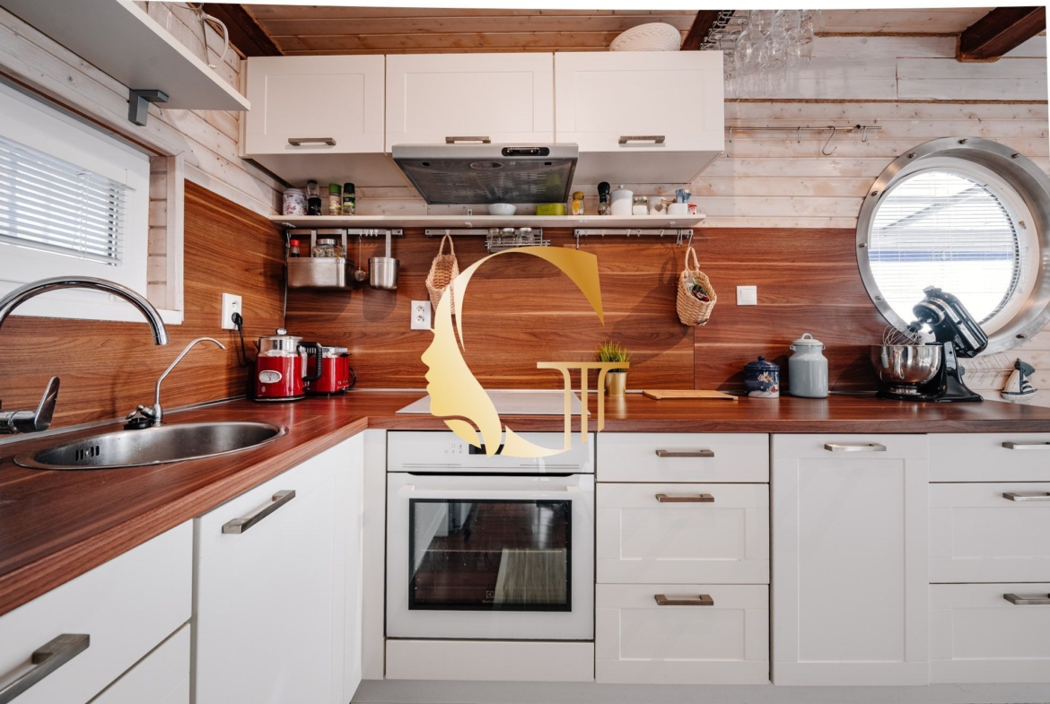 GODDESS PROPERTY – exkluzívne – PRENAJATÉ 120 m2 HAUSBÓT s 90 m2 TERASOU – zariadený – klimatizácia – parking – asfaltová prístupová cesta – PETRŽALKA