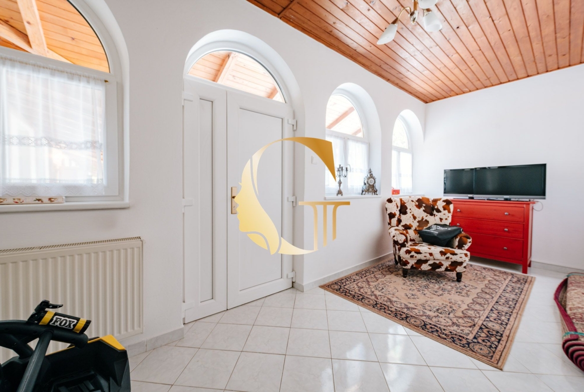 GODDESS PROPERTY- exkluzívne – PREDAJ – 9 izbový samostatný stojaci rodinný dom  372 m2 na pozemku 2 100 m2 – 2x garáž – 2x studňa –  OĽDZA