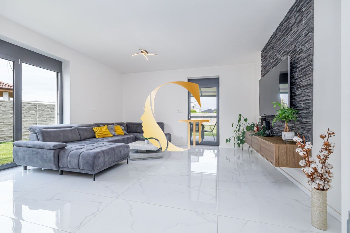 GODDESS PROPERTY  – REZERVOVANÝ  – PREDAJ 5 izbový SAMOSTOJACI – RODINNÝ DOM 240 m2- bazén, garáž, parking, pozemok 880 m2 – HRUBÁ BORŠA