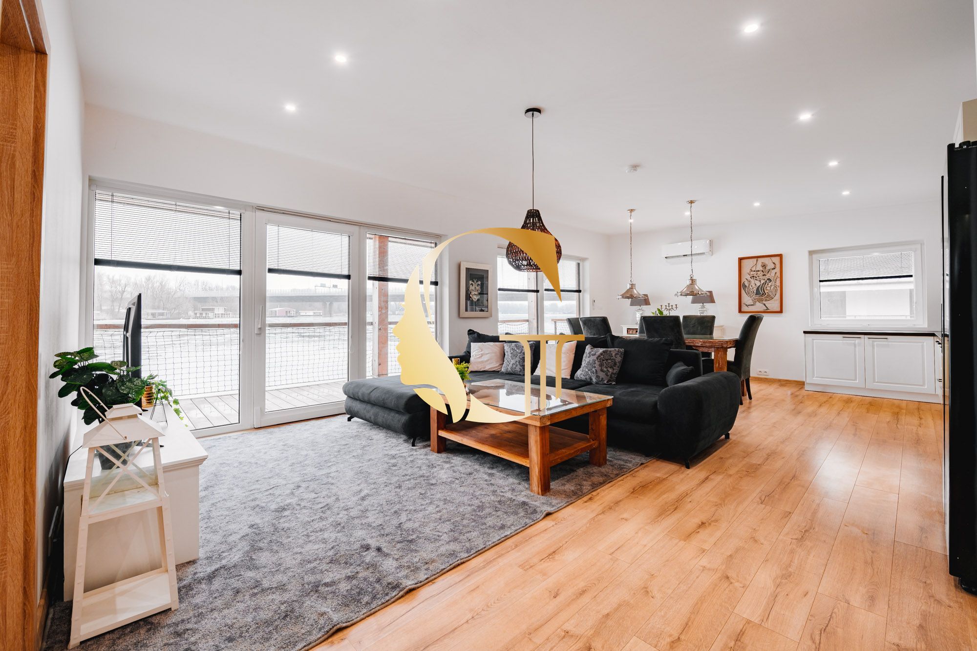 GODDESS PROPERTY – REZERVOVANÉ – PRENÁJOM – HAUSBÓT 210 m2- zariadený s KLIMATIZÁCIOU – ZVIERATKO POVOLENÉ – 5x parking – JAROVECKÉ RAMENO