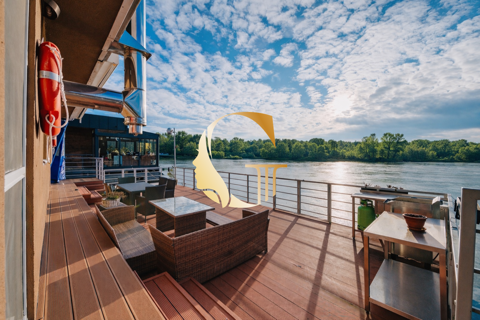 GODDESS PROPERTY – exkluzívne – PRENAJATÉ 120 m2 HAUSBÓT s 90 m2 TERASOU – zariadený – klimatizácia – parking – asfaltová prístupová cesta – PETRŽALKA