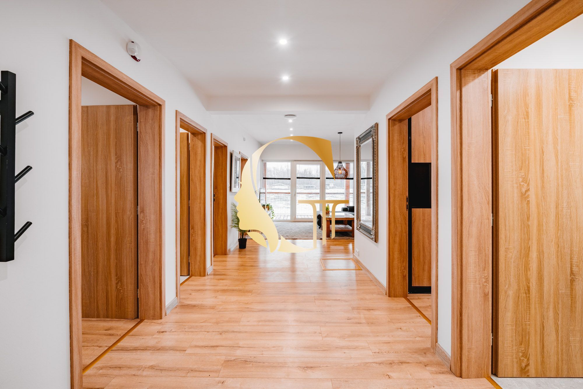 GODDESS PROPERTY – REZERVOVANÉ – PRENÁJOM – HAUSBÓT 210 m2- zariadený s KLIMATIZÁCIOU – ZVIERATKO POVOLENÉ – 5x parking – JAROVECKÉ RAMENO