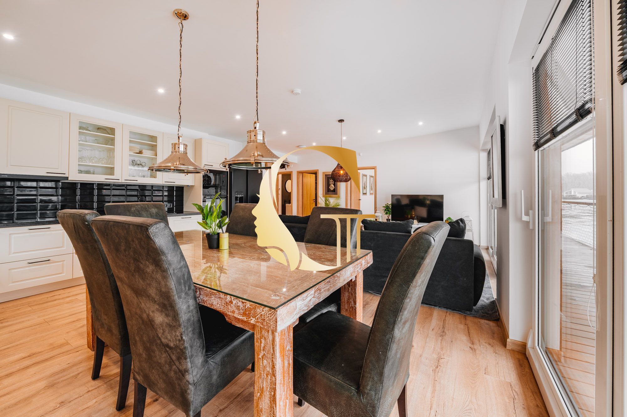 GODDESS PROPERTY – REZERVOVANÉ – PRENÁJOM – HAUSBÓT 210 m2- zariadený s KLIMATIZÁCIOU – ZVIERATKO POVOLENÉ – 5x parking – JAROVECKÉ RAMENO