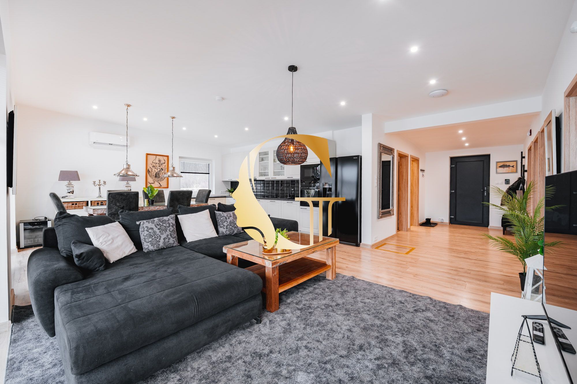 GODDESS PROPERTY – REZERVOVANÉ – PRENÁJOM – HAUSBÓT 210 m2- zariadený s KLIMATIZÁCIOU – ZVIERATKO POVOLENÉ – 5x parking – JAROVECKÉ RAMENO
