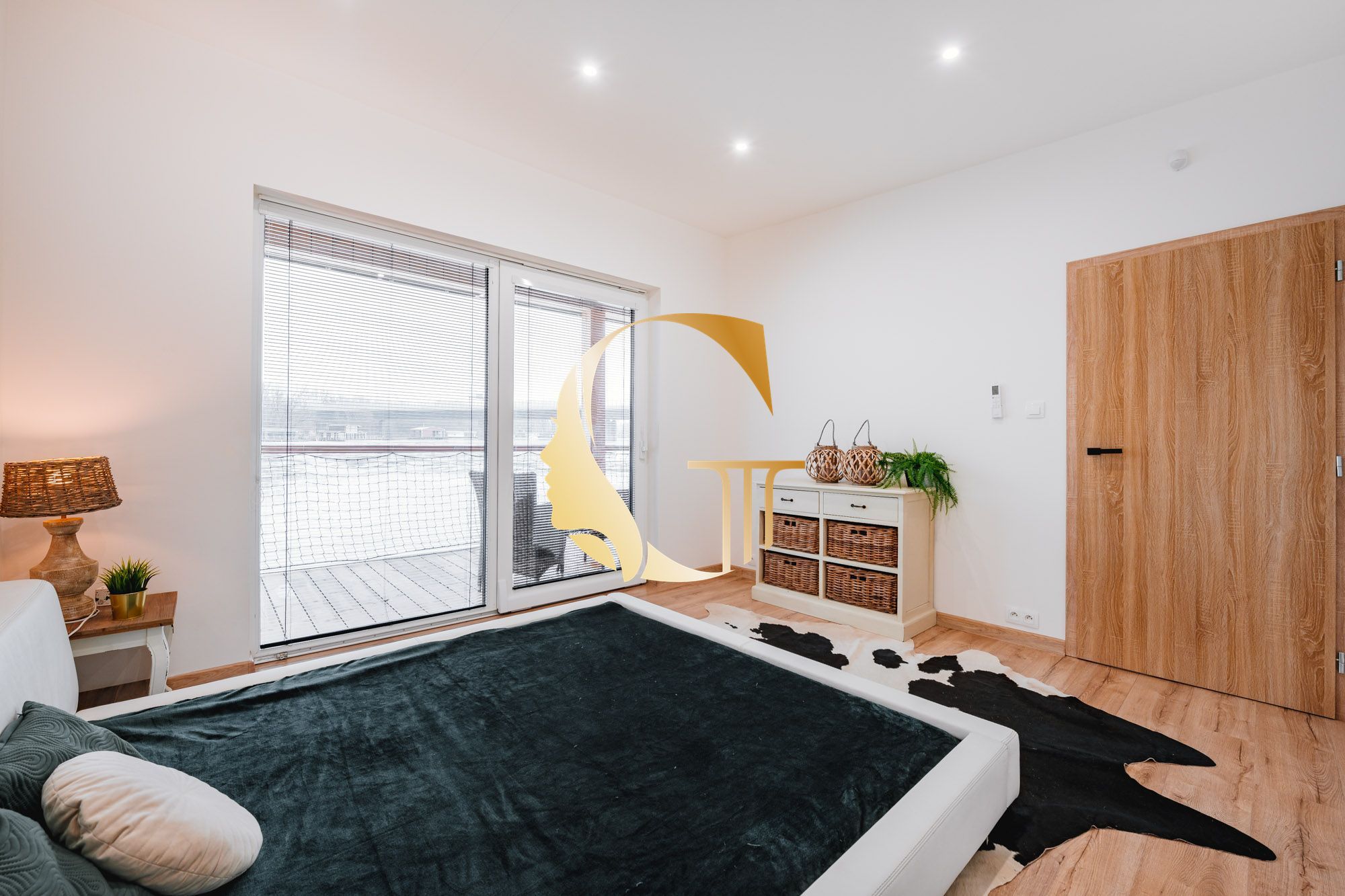 GODDESS PROPERTY – REZERVOVANÉ – PRENÁJOM – HAUSBÓT 210 m2- zariadený s KLIMATIZÁCIOU – ZVIERATKO POVOLENÉ – 5x parking – JAROVECKÉ RAMENO