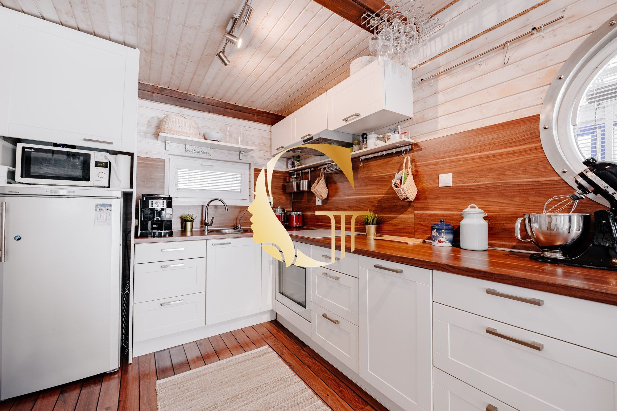 GODDESS PROPERTY – exkluzívne – PRENAJATÉ 120 m2 HAUSBÓT s 90 m2 TERASOU – zariadený – klimatizácia – parking – asfaltová prístupová cesta – PETRŽALKA