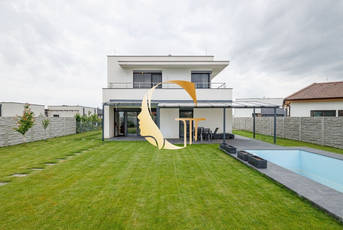 GODDESS PROPERTY  – REZERVOVANÝ  – PREDAJ 5 izbový SAMOSTOJACI – RODINNÝ DOM 240 m2- bazén, garáž, parking, pozemok 880 m2 – HRUBÁ BORŠA