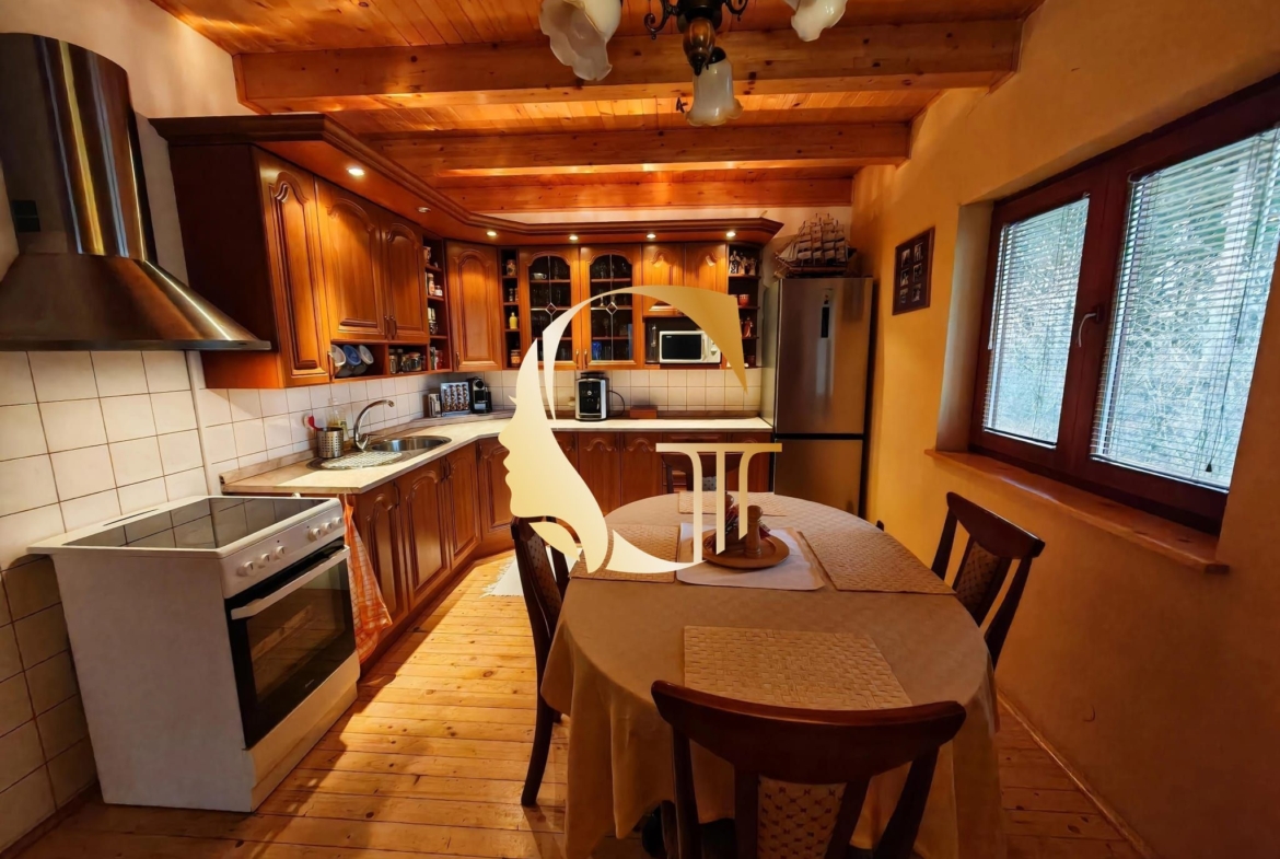 GODDESS PROPERTY – exkluzívne – PREDAJ – INVESTIČNÁ REKREAČNÁ CHATA – 4 izbová 182 m2 + sklad – 4x parking – pozemok 447 m2 – LIPTOVSKÝ MIKULÁŠ