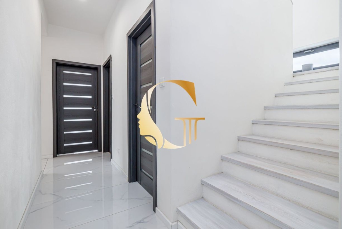 GODDESS PROPERTY  – REZERVOVANÝ  – PREDAJ 5 izbový SAMOSTOJACI – RODINNÝ DOM 240 m2- bazén, garáž, parking, pozemok 880 m2 – HRUBÁ BORŠA