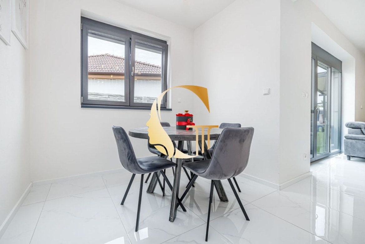 GODDESS PROPERTY  – REZERVOVANÝ  – PREDAJ 5 izbový SAMOSTOJACI – RODINNÝ DOM 240 m2- bazén, garáž, parking, pozemok 880 m2 – HRUBÁ BORŠA