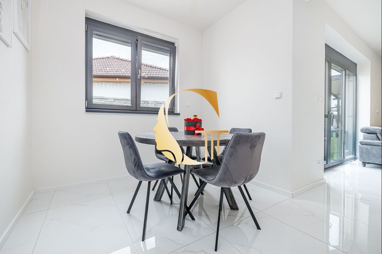 GODDESS PROPERTY  – REZERVOVANÝ  – PREDAJ 5 izbový SAMOSTOJACI – RODINNÝ DOM 240 m2- bazén, garáž, parking, pozemok 880 m2 – HRUBÁ BORŠA