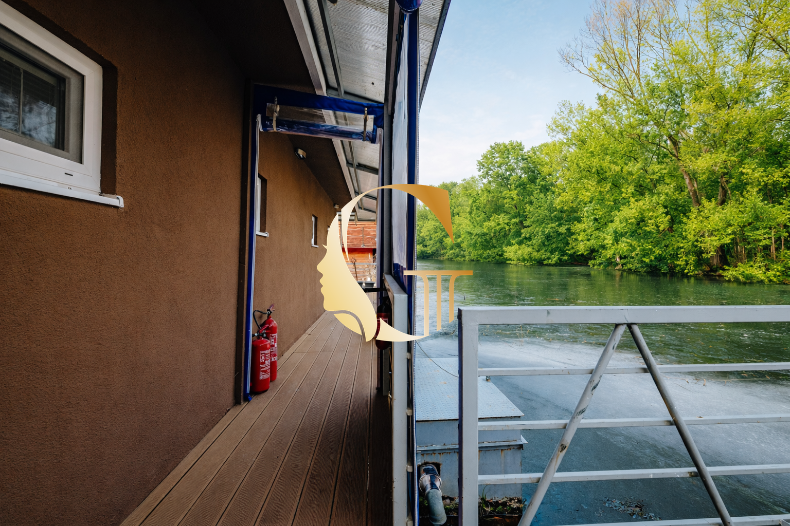 GODDESS PROPERTY – exkluzívne – PRENAJATÉ 120 m2 HAUSBÓT s 90 m2 TERASOU – zariadený – klimatizácia – parking – asfaltová prístupová cesta – PETRŽALKA