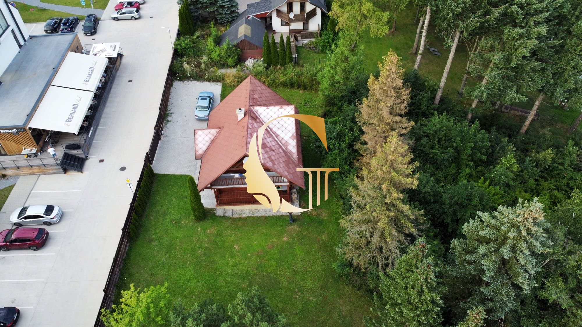 GODDESS PROPERTY – exkluzívne – PREDAJ – INVESTIČNÁ REKREAČNÁ CHATA – 4 izbová 182 m2 + sklad – 4x parking – pozemok 447 m2 – LIPTOVSKÝ MIKULÁŠ