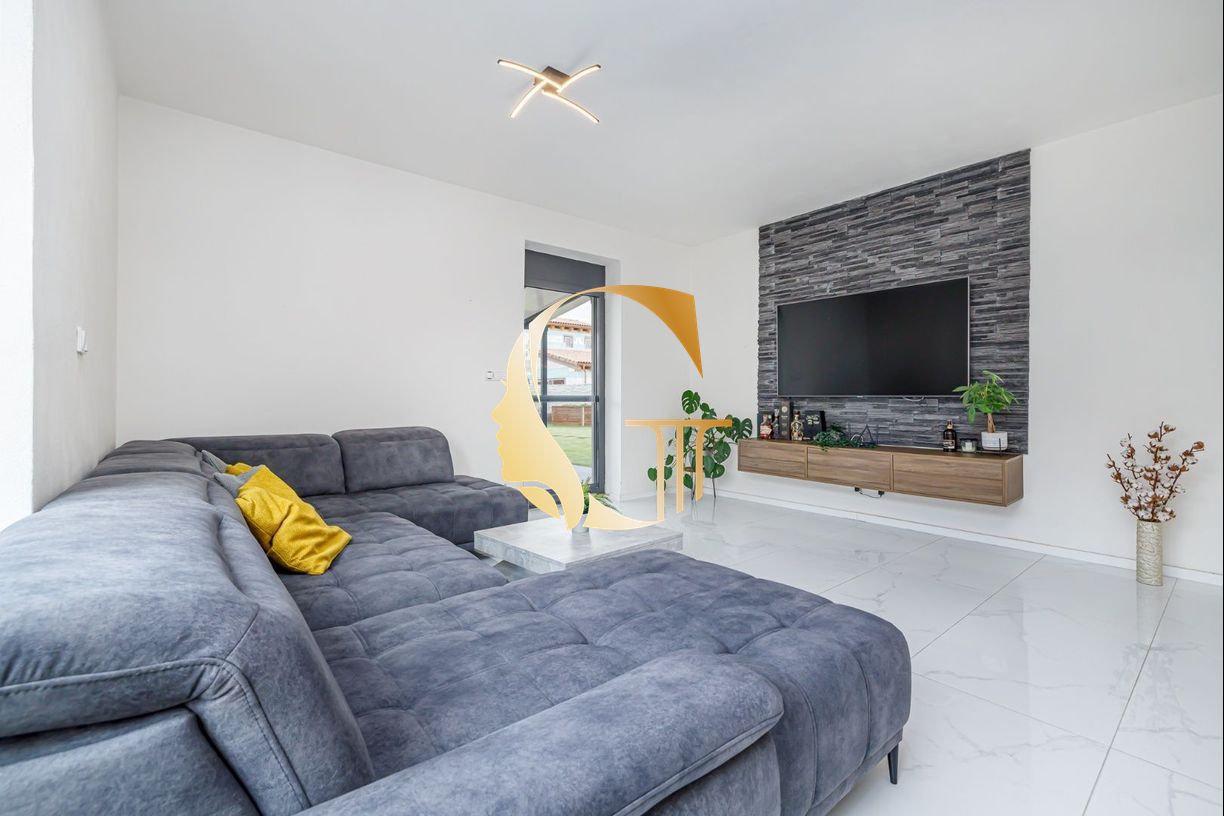 GODDESS PROPERTY  – REZERVOVANÝ  – PREDAJ 5 izbový SAMOSTOJACI – RODINNÝ DOM 240 m2- bazén, garáž, parking, pozemok 880 m2 – HRUBÁ BORŠA