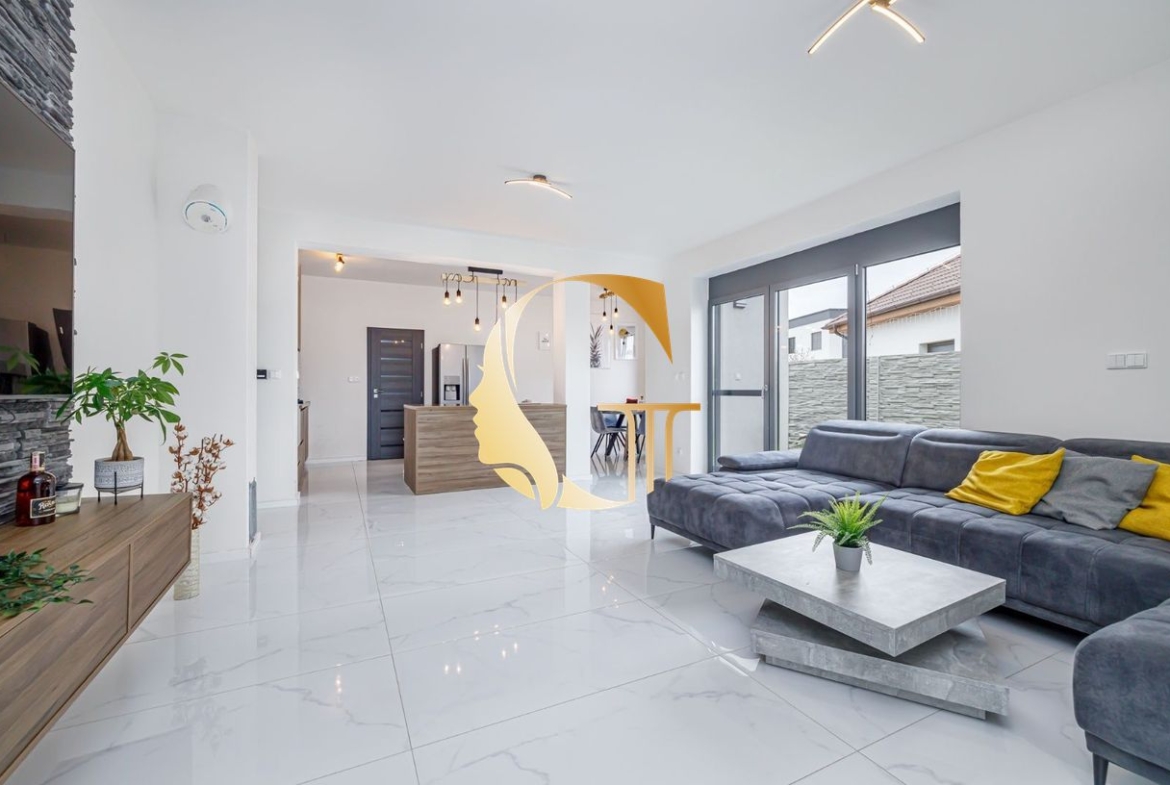 GODDESS PROPERTY  – REZERVOVANÝ  – PREDAJ 5 izbový SAMOSTOJACI – RODINNÝ DOM 240 m2- bazén, garáž, parking, pozemok 880 m2 – HRUBÁ BORŠA