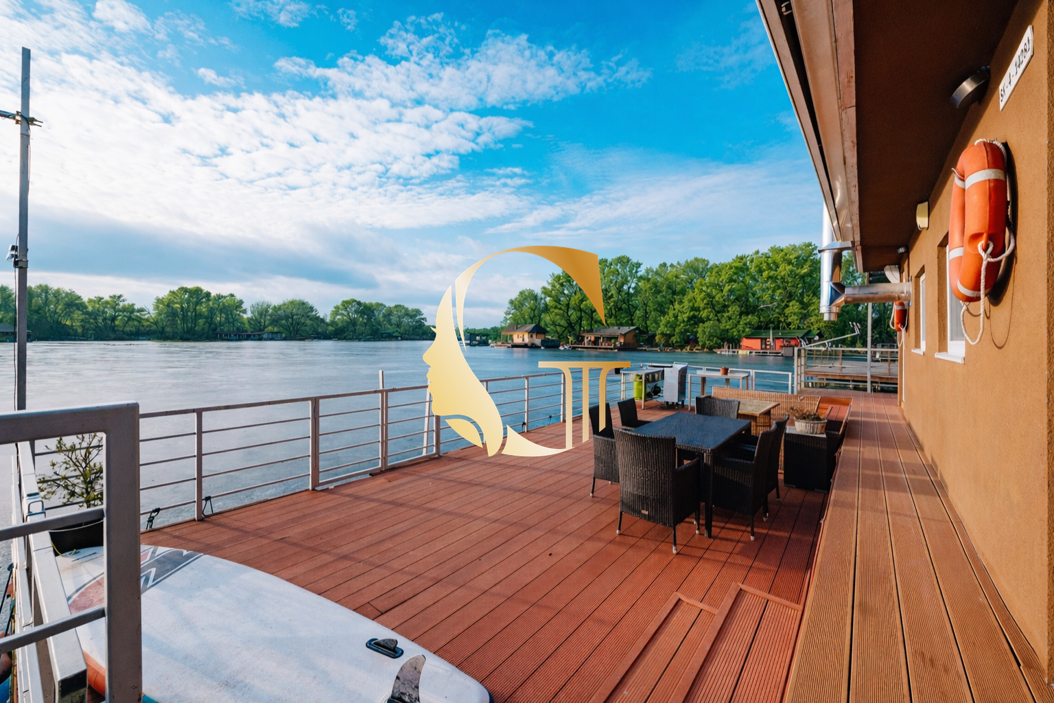 GODDESS PROPERTY – exkluzívne – PRENAJATÉ 120 m2 HAUSBÓT s 90 m2 TERASOU – zariadený – klimatizácia – parking – asfaltová prístupová cesta – PETRŽALKA