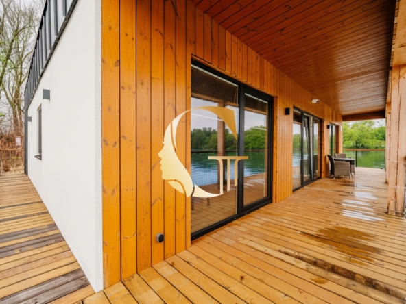 GODDESS PROPERTY – REZERVOVANÉ – PRENÁJOM – HAUSBÓT 210 m2- zariadený s KLIMATIZÁCIOU – ZVIERATKO POVOLENÉ – 5x parking – JAROVECKÉ RAMENO