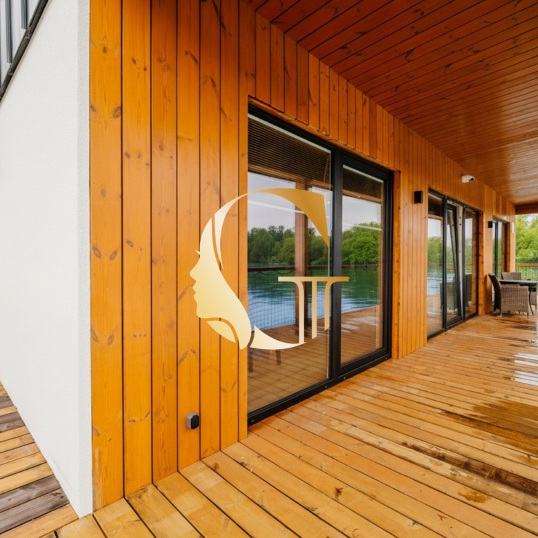 GODDESS PROPERTY – REZERVOVANÉ – PRENÁJOM – HAUSBÓT 210 m2- zariadený s KLIMATIZÁCIOU – ZVIERATKO POVOLENÉ – 5x parking – JAROVECKÉ RAMENO