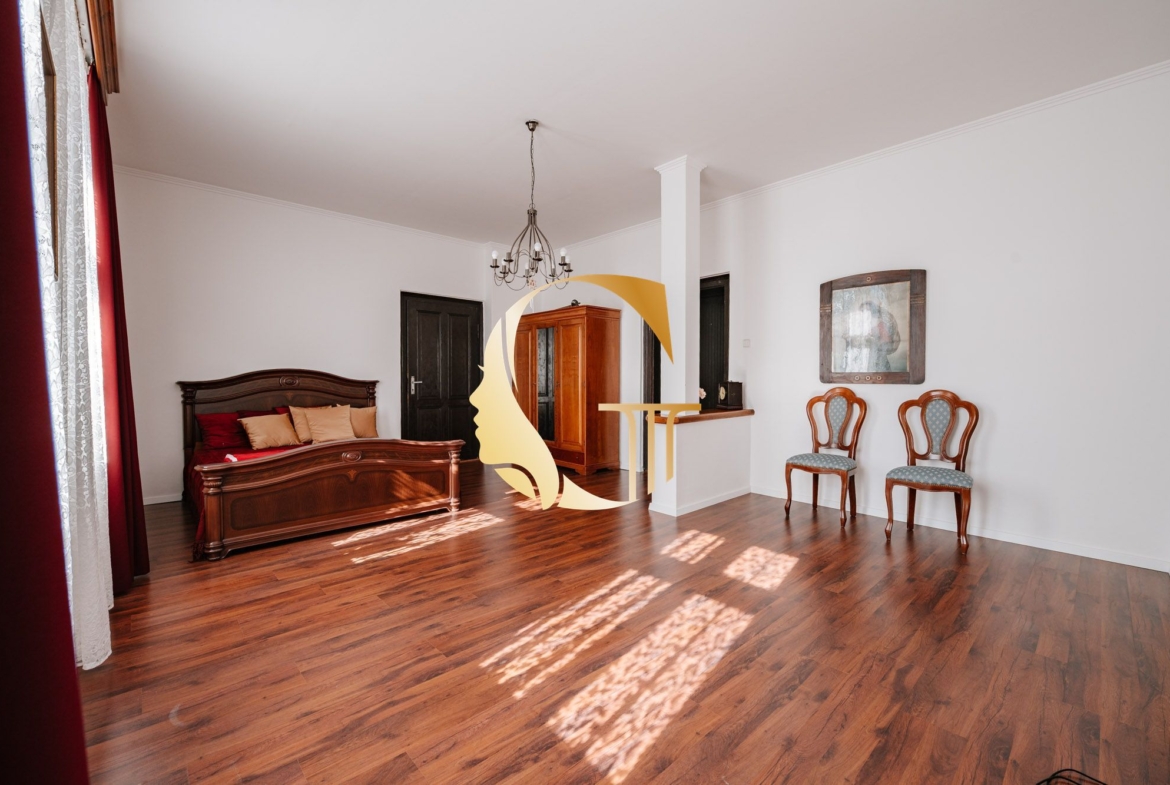 GODDESS PROPERTY- exkluzívne – PREDAJ – 9 izbový samostatný stojaci rodinný dom  372 m2 na pozemku 2 100 m2 – 2x garáž – 2x studňa –  OĽDZA