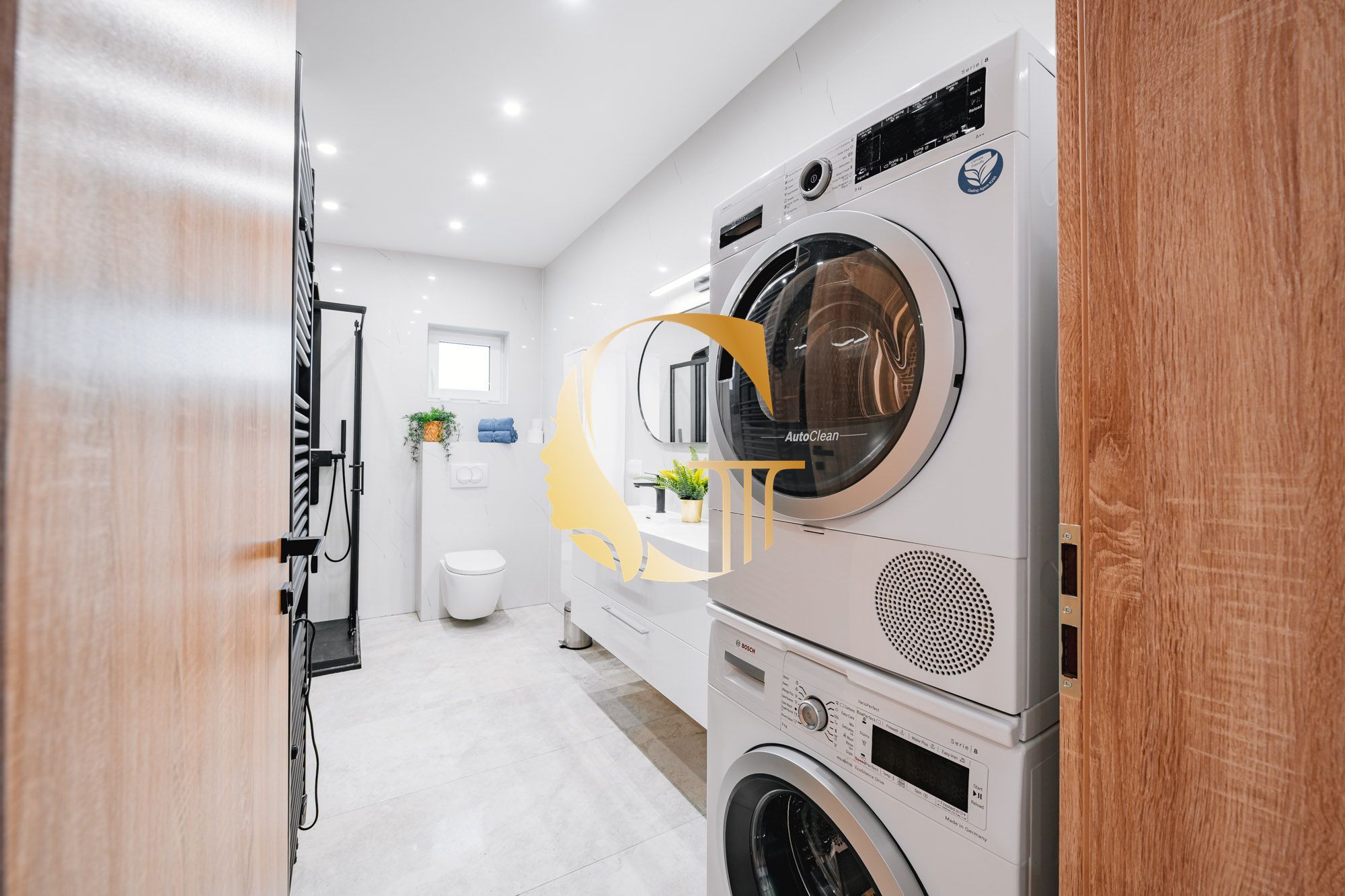 GODDESS PROPERTY – REZERVOVANÉ – PRENÁJOM – HAUSBÓT 210 m2- zariadený s KLIMATIZÁCIOU – ZVIERATKO POVOLENÉ – 5x parking – JAROVECKÉ RAMENO