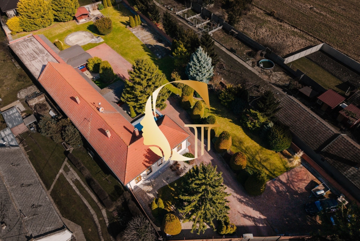 GODDESS PROPERTY- exkluzívne – PREDAJ – 9 izbový samostatný stojaci rodinný dom  372 m2 na pozemku 2 100 m2 – 2x garáž – 2x studňa –  OĽDZA