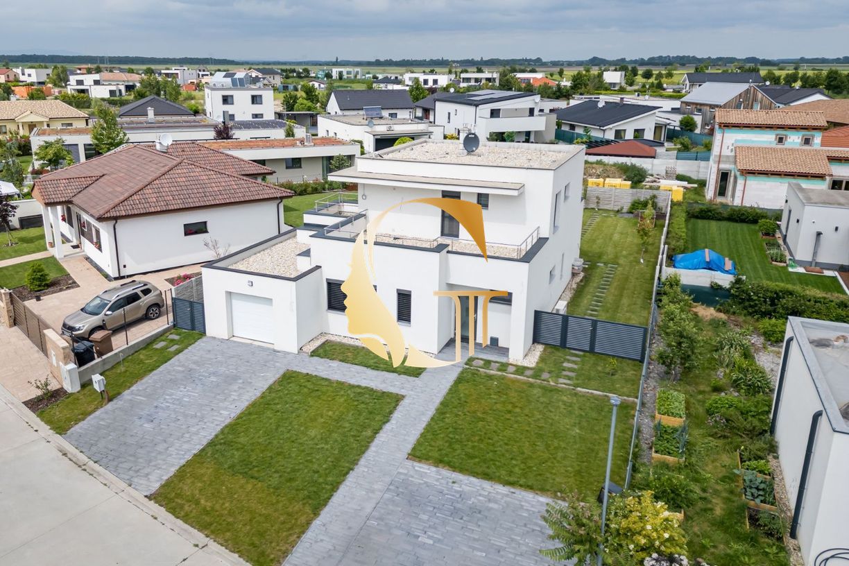 GODDESS PROPERTY  – REZERVOVANÝ  – PREDAJ 5 izbový SAMOSTOJACI – RODINNÝ DOM 240 m2- bazén, garáž, parking, pozemok 880 m2 – HRUBÁ BORŠA