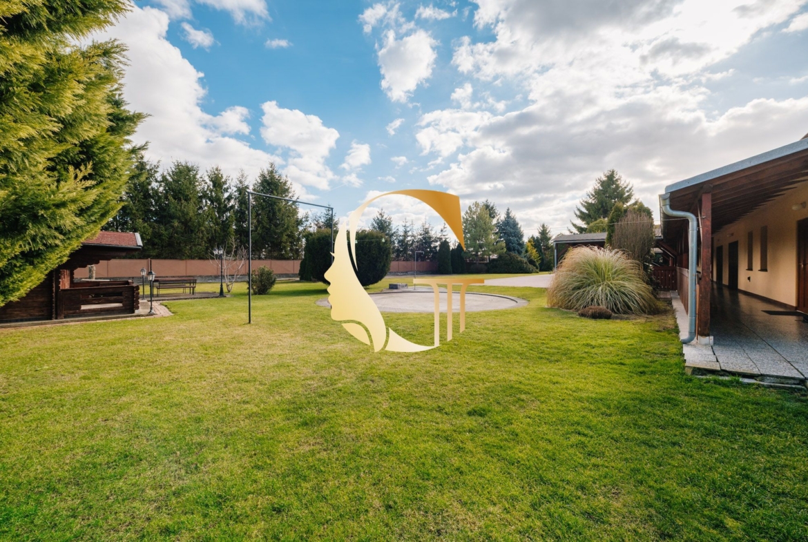 GODDESS PROPERTY- exkluzívne – PREDAJ – 9 izbový samostatný stojaci rodinný dom  372 m2 na pozemku 2 100 m2 – 2x garáž – 2x studňa –  OĽDZA
