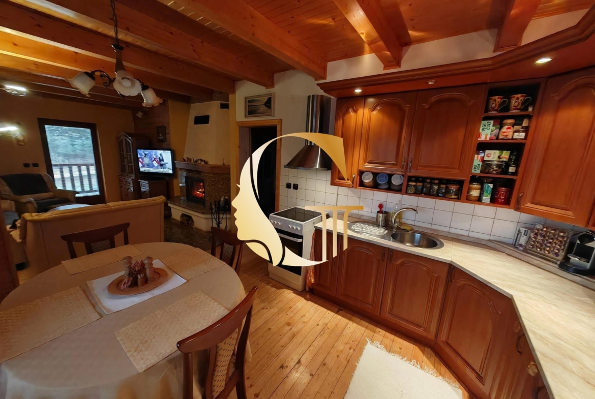 GODDESS PROPERTY – exkluzívne – PREDAJ – INVESTIČNÁ REKREAČNÁ CHATA – 4 izbová 182 m2 + sklad – 4x parking – pozemok 447 m2 – LIPTOVSKÝ MIKULÁŠ