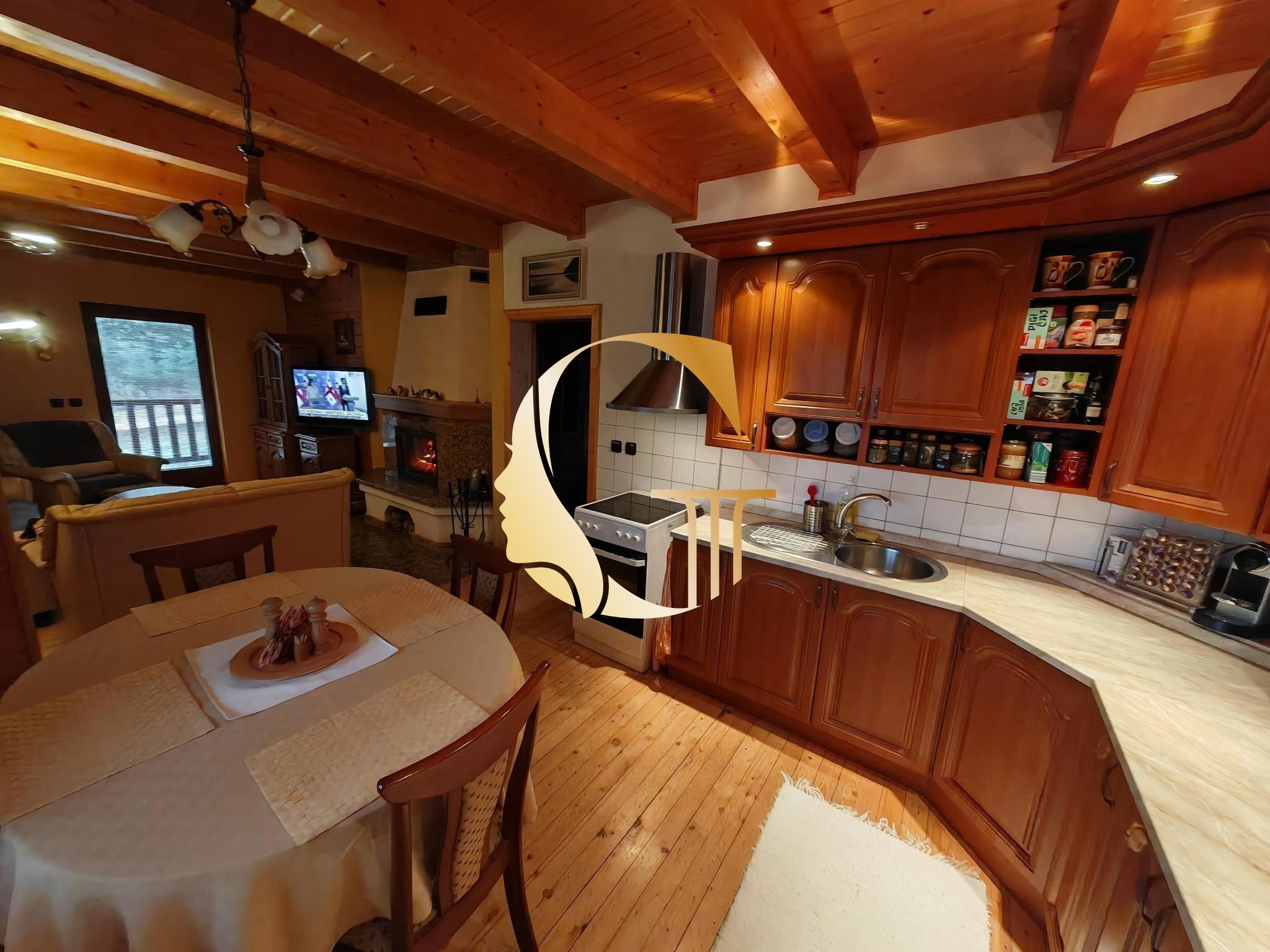 GODDESS PROPERTY – exkluzívne – PREDAJ – INVESTIČNÁ REKREAČNÁ CHATA – 4 izbová 182 m2 + sklad – 4x parking – pozemok 447 m2 – LIPTOVSKÝ MIKULÁŠ